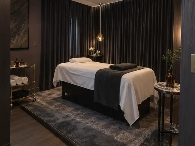 Perdeli, loş ışıklı masaj odası — Cebeci, Masaj Salonun