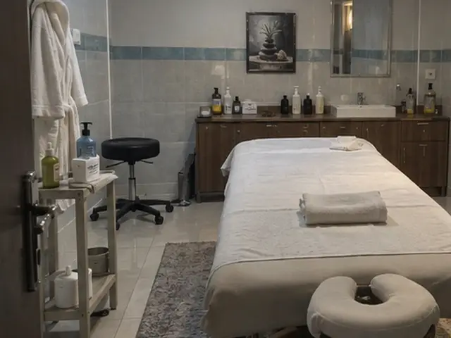 Lavabolu, raflı odada hazır masaj masası — Cebeci, Masaj Salonun
