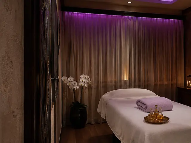 Mor ışıklı, mumlarla hazırlanmış masaj odası — Cebeci, Masaj Salonun